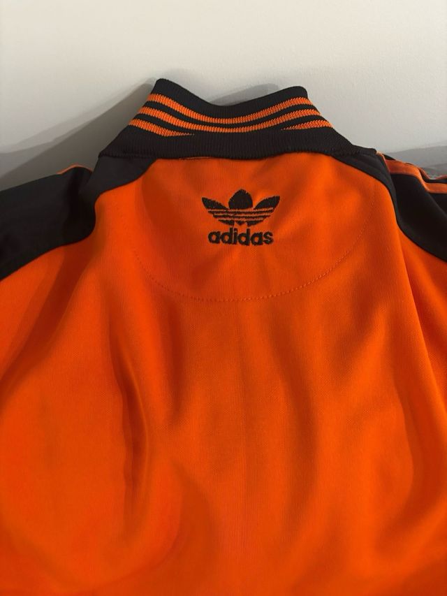 Chaqueta Adidas Naranja y Negra no hago envíos