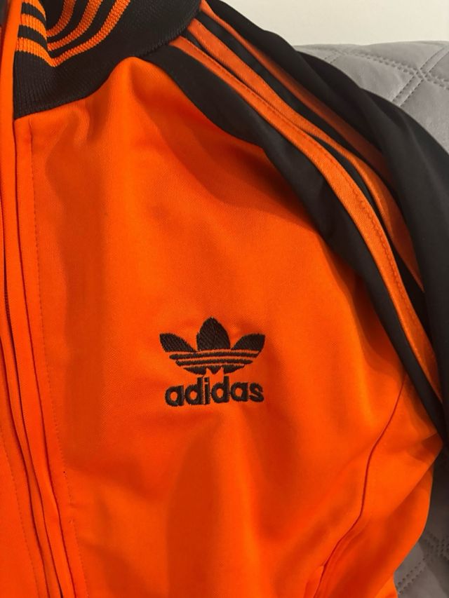 Chaqueta Adidas Naranja y Negra no hago envíos