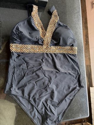 Bañador negro con detalles dorados
