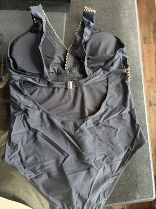 Bañador negro con detalles dorados