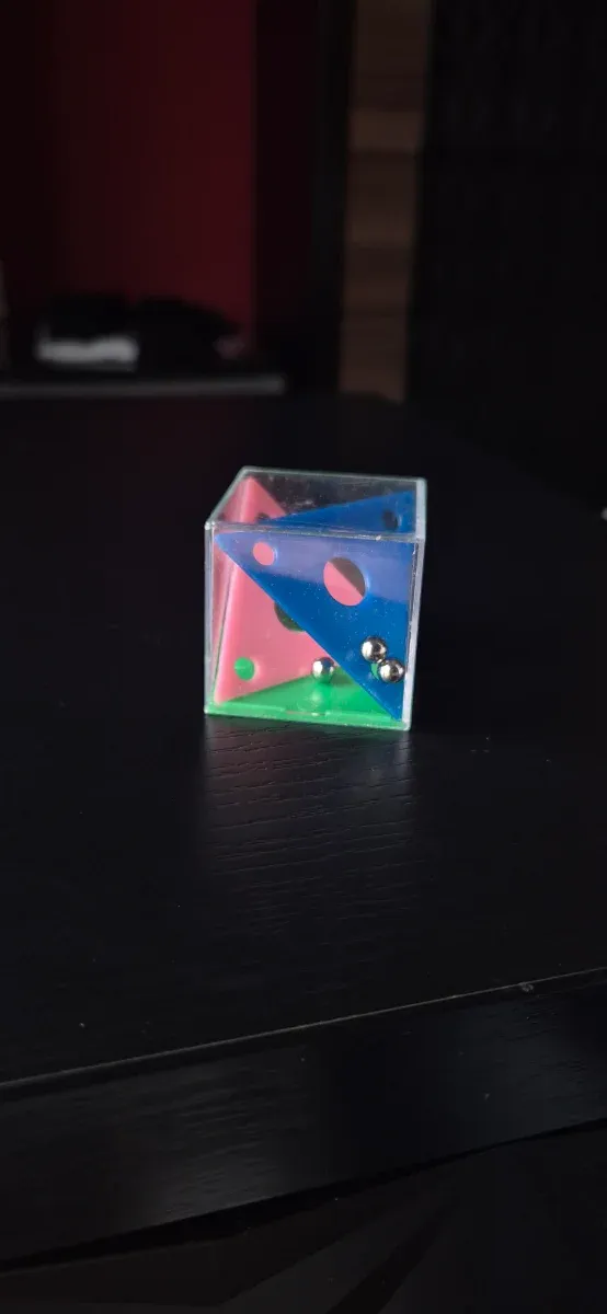 Juguete laberinto 3D con bolitas