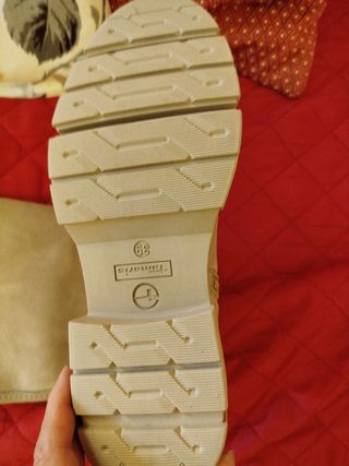 Stivali scamosciati beige nuovi