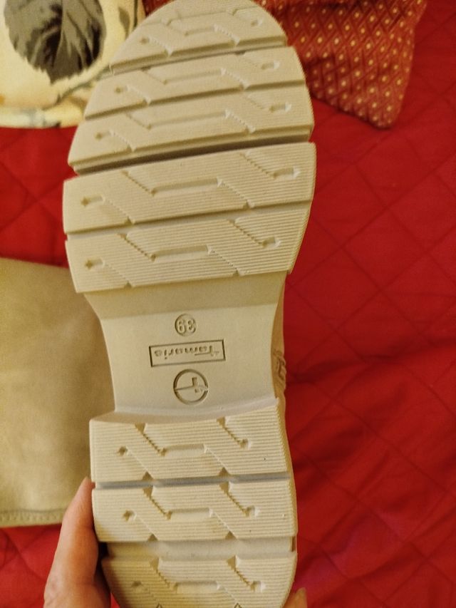 Stivali scamosciati beige nuovi