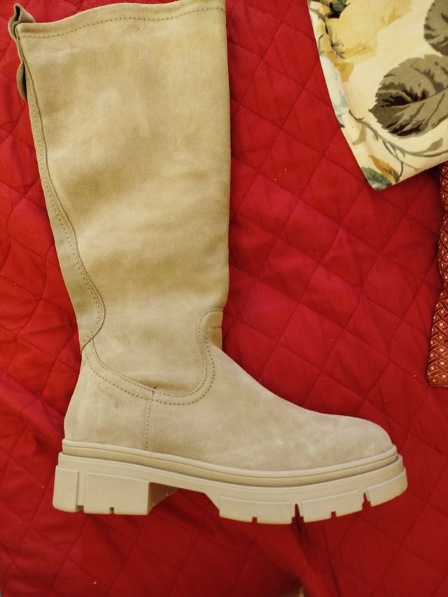 Stivali scamosciati beige nuovi