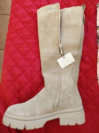 Stivali scamosciati beige nuovi