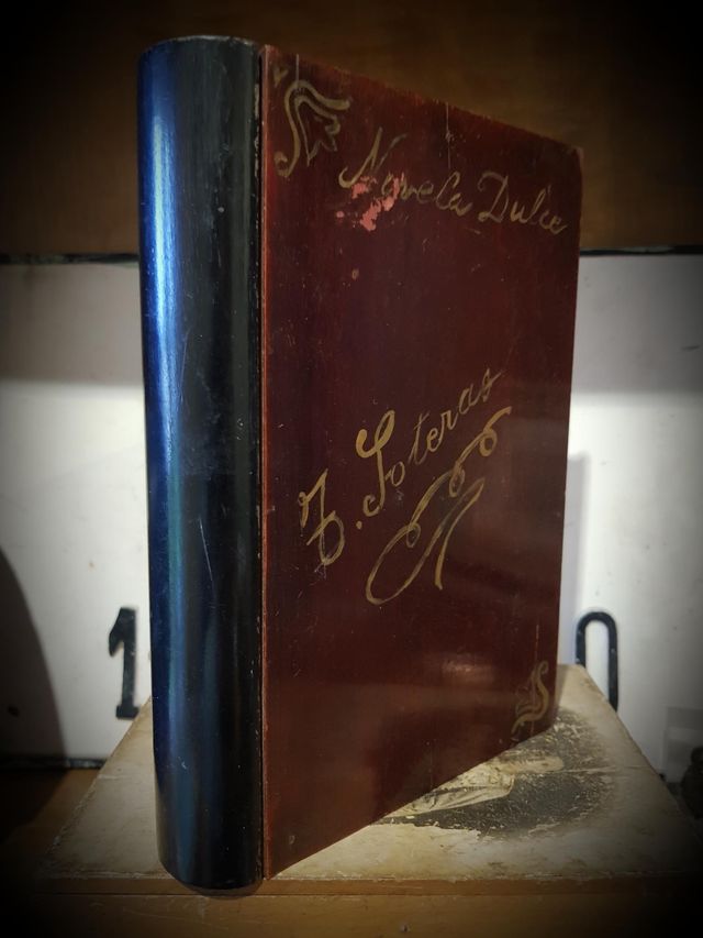 Antigua caja secreter con forma de libro