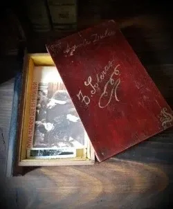 Antigua caja secreter con forma de libro