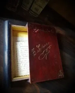 Antigua caja secreter con forma de libro