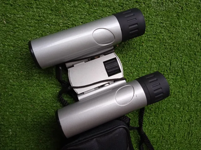 Prismáticos 10x25 con brújula