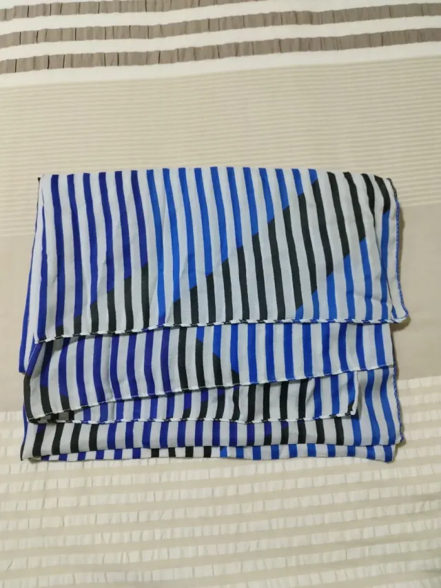 Chal fino azul y negro