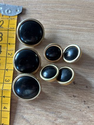 7 Botones Dorados y Negros