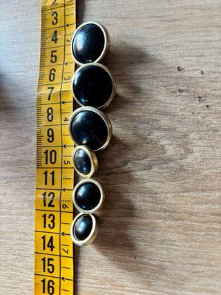 7 Botones Dorados y Negros