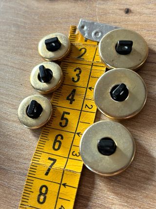 7 Botones Dorados y Negros