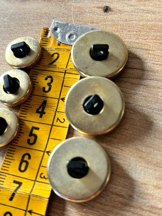 7 Botones Dorados y Negros