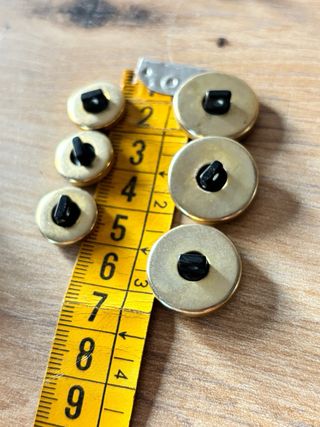 7 Botones Dorados y Negros