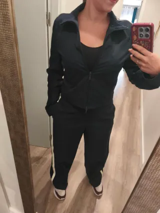 Chándal negro con detalles