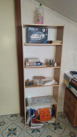 Libreria in legno e carta