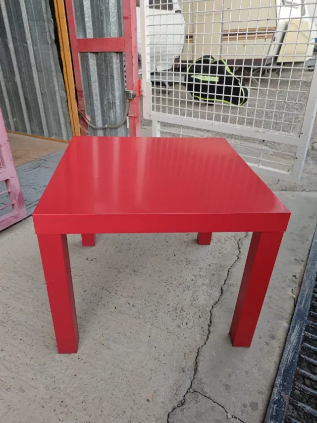 Tavolino rosso in legno
