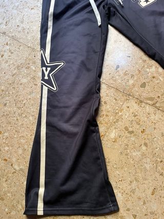 Chándal negro con detalles blancos