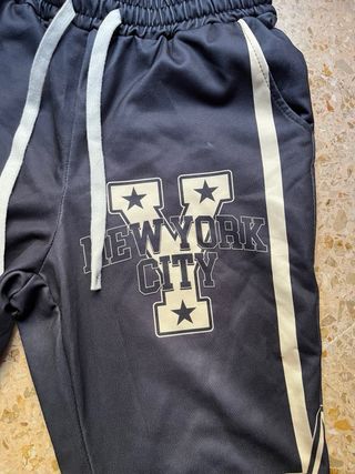 Chándal negro con detalles blancos