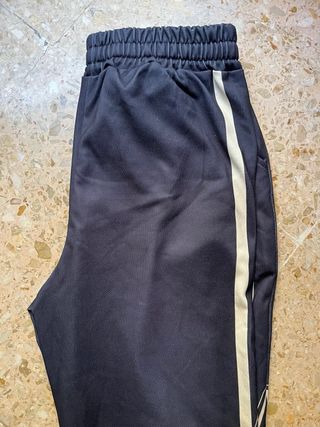 Chándal negro con detalles blancos