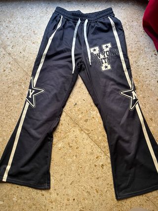 Chándal negro con detalles blancos