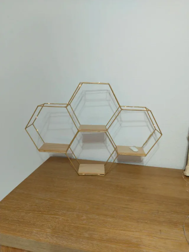 Scaffale Esagonale Dorato in Legno