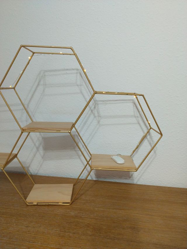 Scaffale Esagonale Dorato in Legno