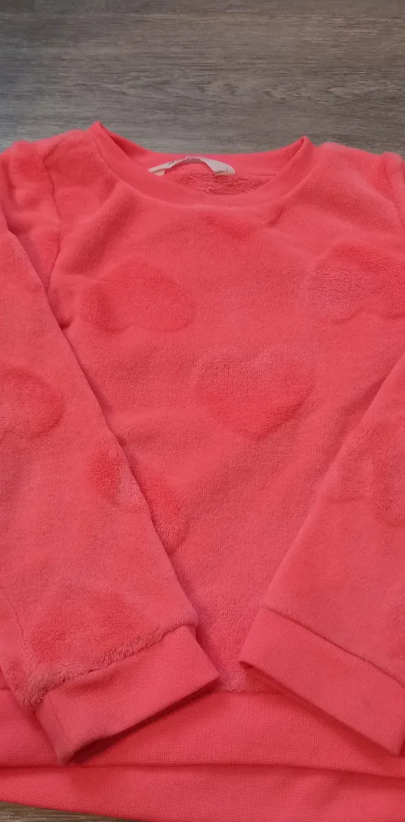 Jersey niña coral con corazones