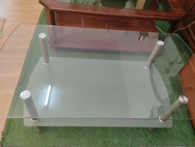 Mesita de centro de cristal y metal