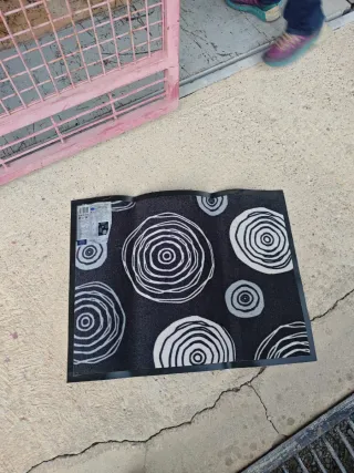 Tappeto d'ingresso con cerchi in bianco e nero