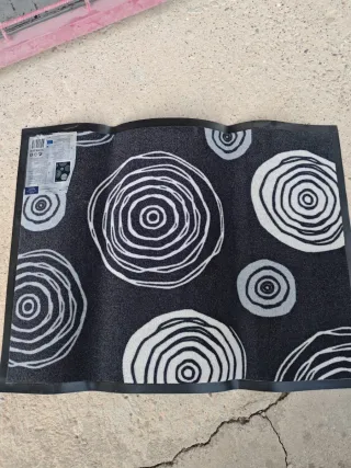 Tappeto d'ingresso con cerchi in bianco e nero