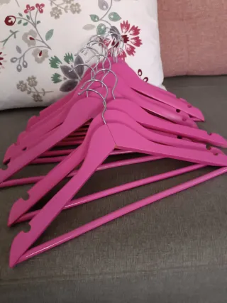 Lote 15 Perchas de madera rosa