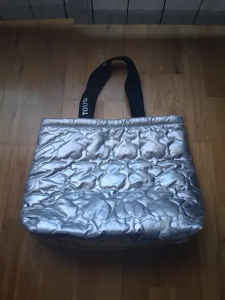 Bolso Tous plateado acolchado