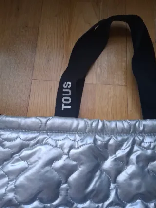 Bolso Tous plateado acolchado