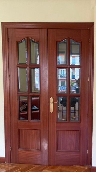 Puerta doble de madera con cristales