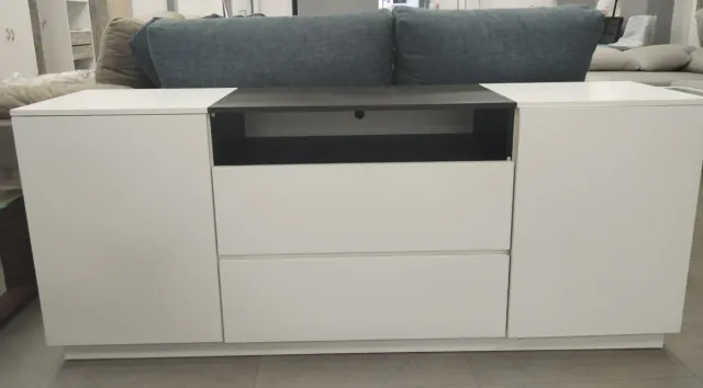 Bellissimo mobile moderno con cassetti