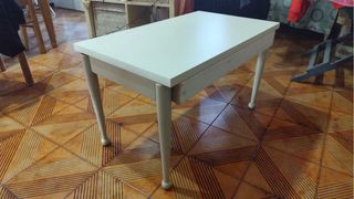 Tavolino bianco in legno con piano ampio