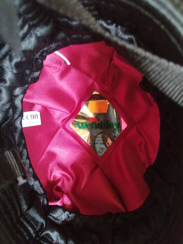 Casco hípica terciopelo Wembley. Sin uso.