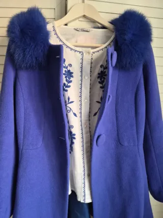 Abrigo azul tres cuartos con cuello de pelo
