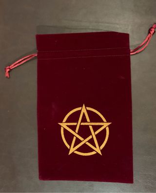 Sacchetto in velluto rosso con pentacolo dorato