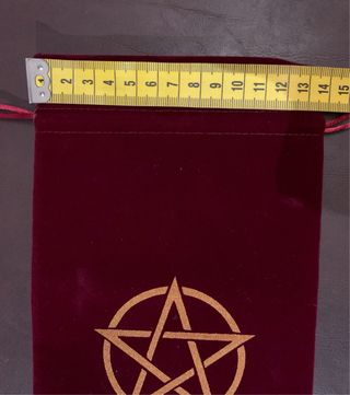 Sacchetto in velluto rosso con pentacolo dorato