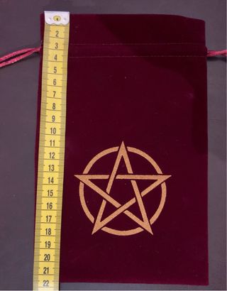 Sacchetto in velluto rosso con pentacolo dorato