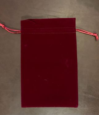 Sacchetto in velluto rosso con pentacolo dorato