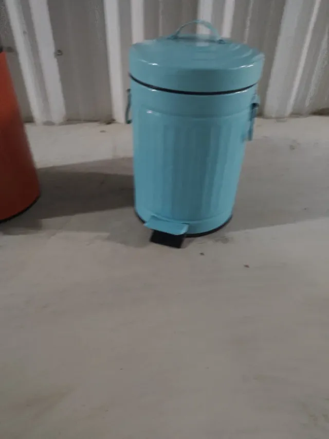 Cestino da bagno metallico blu