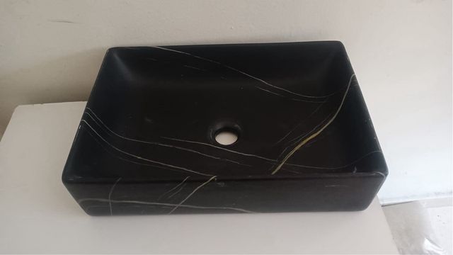 Lavabo de mármol negro con detalles dorados