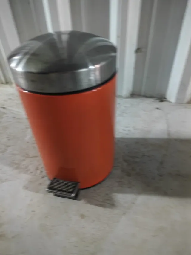 Cestino da bagno arancione e argento