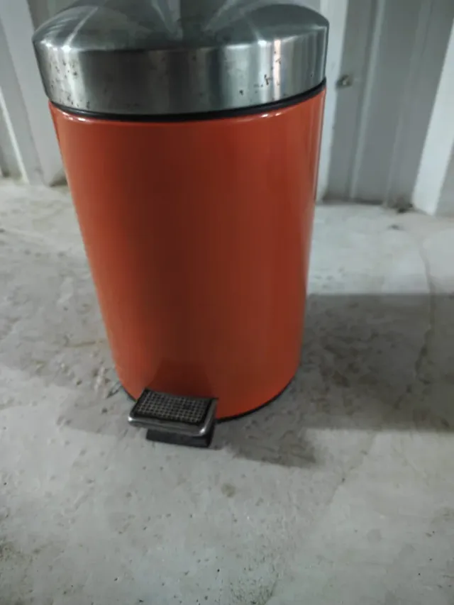 Cestino da bagno arancione e argento