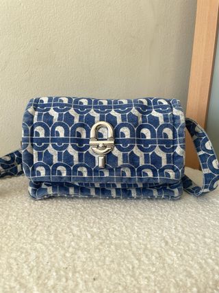 Bolso azul y blanco con estampado