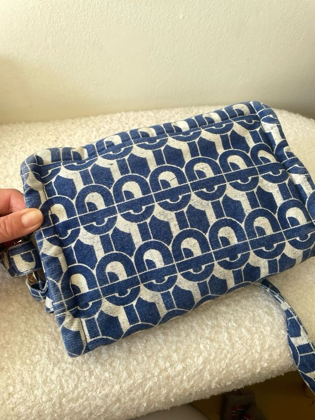 Bolso azul y blanco con estampado